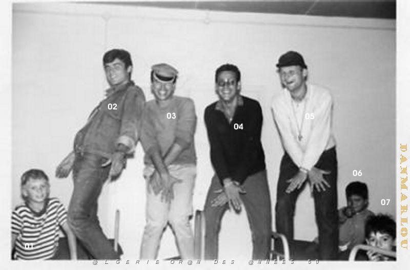 COLO ORE LES FRONTIGNES 1960 10 LES MONOS EN SCENE.JPG